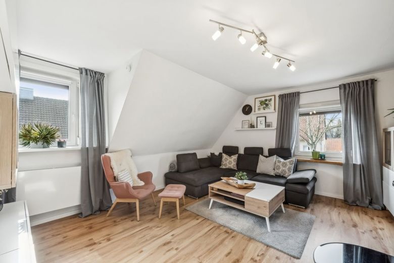 Provisionsfrei - Großes Einfamilienhaus mit Einliegerwohnung, Keller, Garage und großem Grundstück – DG Wohnzimmer
