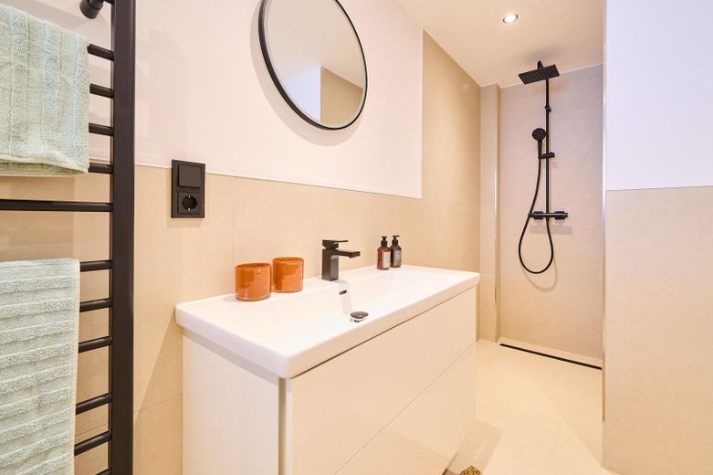 Appartamento modernizzato di recente, 3 locali con balcone – Bad mit Dusche