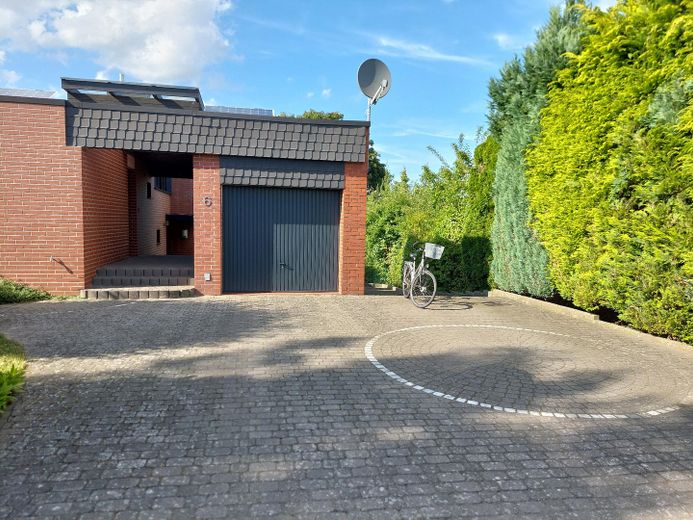 Grundstückszugang mit Garage