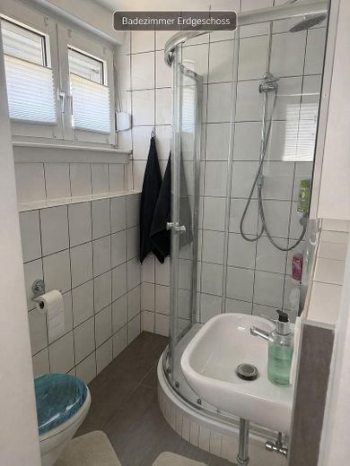 624 m² Grundstück mit Entwicklungspotenzial – modernisiertes Einfamilienhaus in Lorsch – EG Dusche  Waschbecken