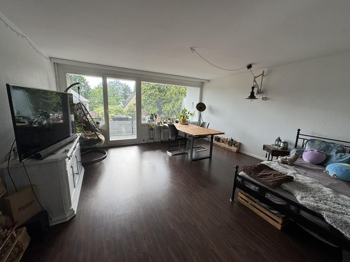 Bahçe kullanımlı ve garaj park yerli, ışık dolu müstakil daire – Wohnzimmer