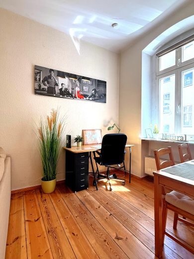 Provisionsfreie, bezugsfreie und gemütliche 2-Zimmer-Wohnung im Herzen von Berlin-Mitte – Arbeitsecke