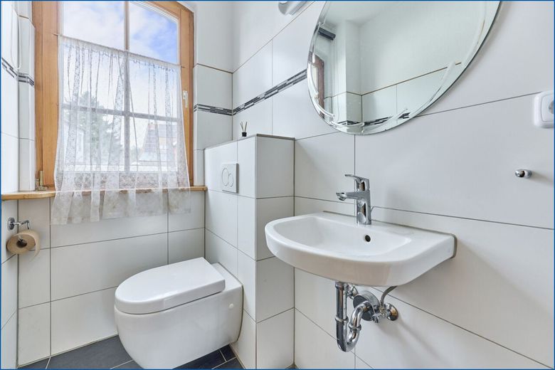 ** Reparaturbedürftiges freistehendes Einfamilienhaus **  in Haus-/Hofbauweise! – Gäste-WC