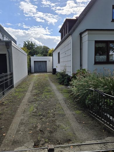 Großzügiges Einfamilienhaus mit viel Potenzial - provisionsfrei – Auffahrt mit Garage