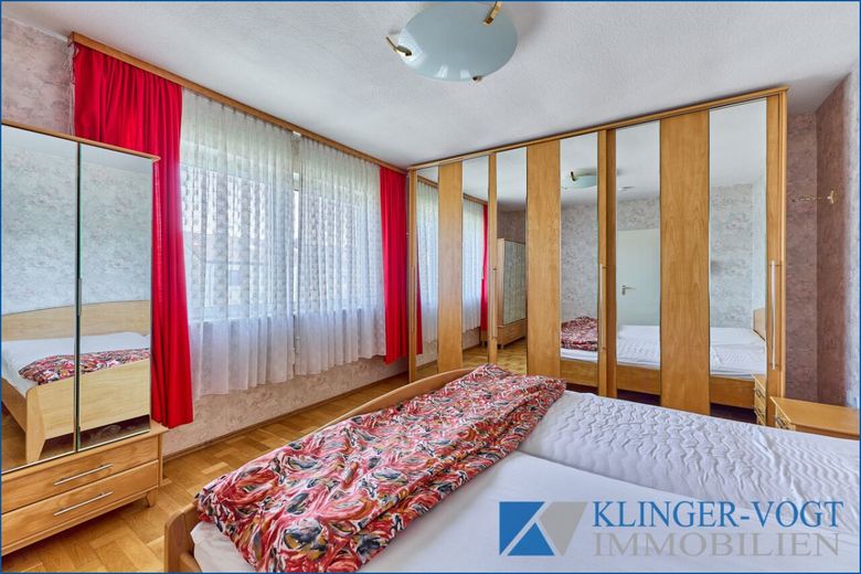 Sanierungsbedürftige Doppelhaushälfte mit Garten, Balkon und Garage – Schlafzimmer