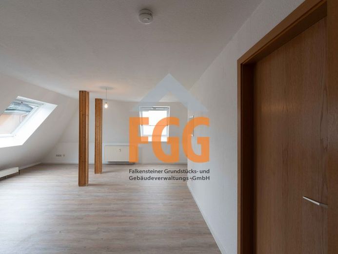 Junge Leute aufgepasst! Renovierte 2-Zimmerwohnung im Dachgeschoss – Foto 1