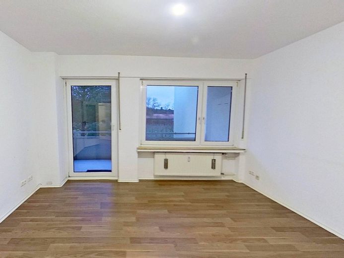 BALKONLU ve gün ışığı alan banyolu geniş 3 odalı daire – Ansicht I: Wohn- und Esszimmer