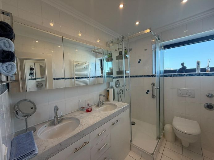 Möblierte Wohnung mit Panoramaterrasse & Weitblick – Badezimmer