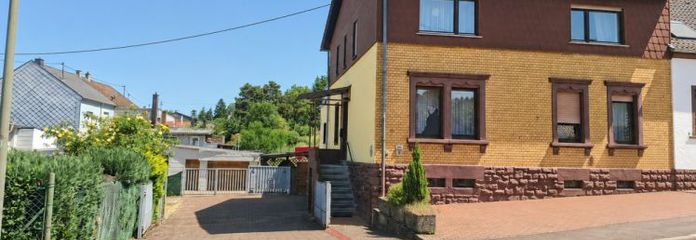 Ein - Zweifamilienhaus in Ludweiler mit Garten und Garage
