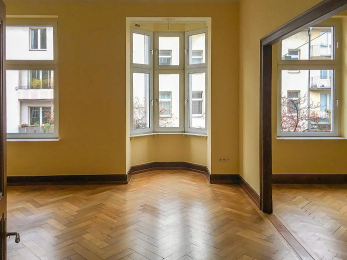 Düsseldorf'ta 2 balkonlu ve ankastre mutfaklı, özel ve hayranlık uyandıran 5 odalı eski bina dairesi – Wohnzimmer