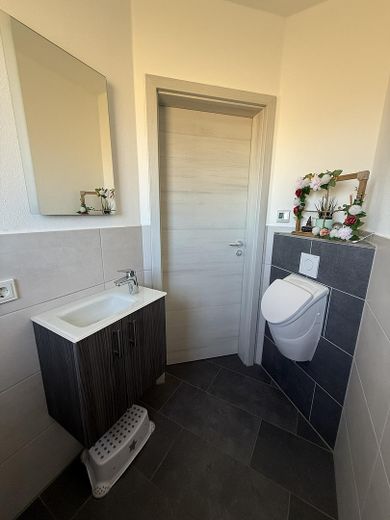 Familienfreundliches Einfamilienhaus zu verkaufen – Gäste-WC Erdgeschoss