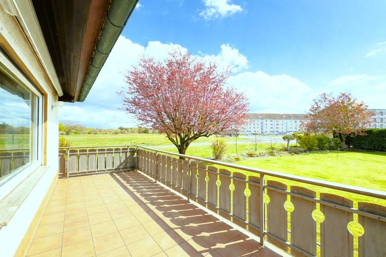 Zwei Häuser, viele Möglichkeiten: Bungalow & vielseitig nutzbares Zweithaus auf großem Grundstück – Terrasse Bungalow