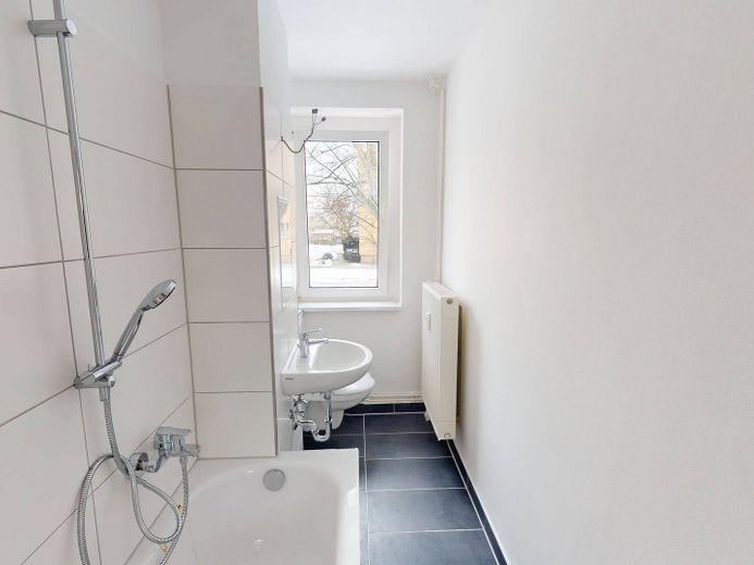 Plenty of Space and Natural Light: Large 3-Room Apartment with Bathtub – Ansicht I: Bad