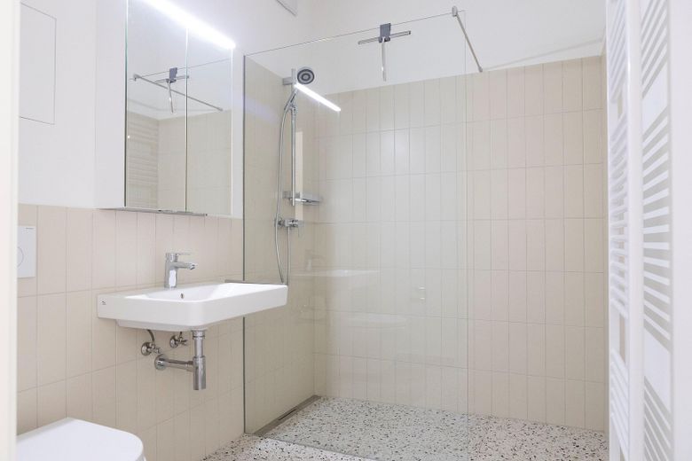 Möbliertes Luxus-Wohnen im LöwenBau - E3-W06, 2 Zi, 54 m² - 1.700 € FLAT – Ausbaustandard Bad