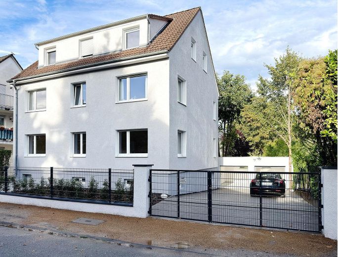 Mieszkanie ogrodowe z poczuciem domu: 105 m² z dużym tarasem w pobliżu Frankfurtu – Hausansicht mit Zufahrt