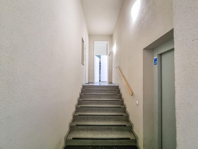 Modernes, denkmalgeschütztes Büro in Toplage – Treppenhaus