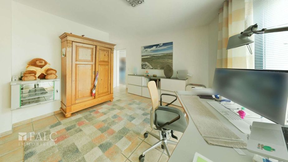 Gut erhaltener Altbau mit grossem Platzangebot – OG Arbeitszimmer
