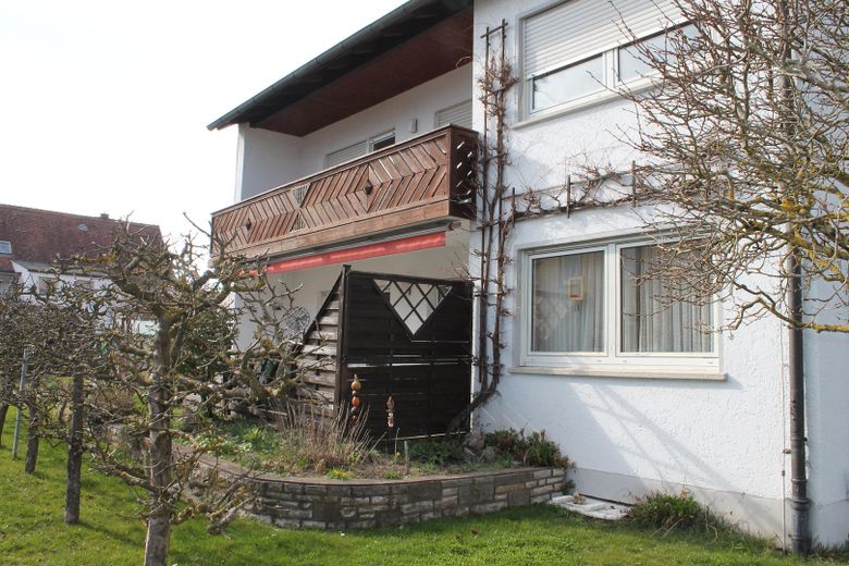 Gepflegtes Zweifamilienwohnhaus in Wilburgstetten mit vielfältigen Nutzungsmöglichkeiten – Südansicht
