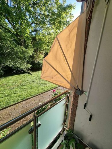 INVESTMENT: Modernisierte Zweizimmer Erdgeschosswohnung mit Klimaanlage – Klappbares Sonnensegel der Loggia