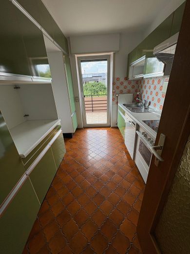 4 kamers, keuken, badkamer, balkon, 1e verdieping, opgeknapt, hoogwaardige staat, bij de eigenaar – Küche 