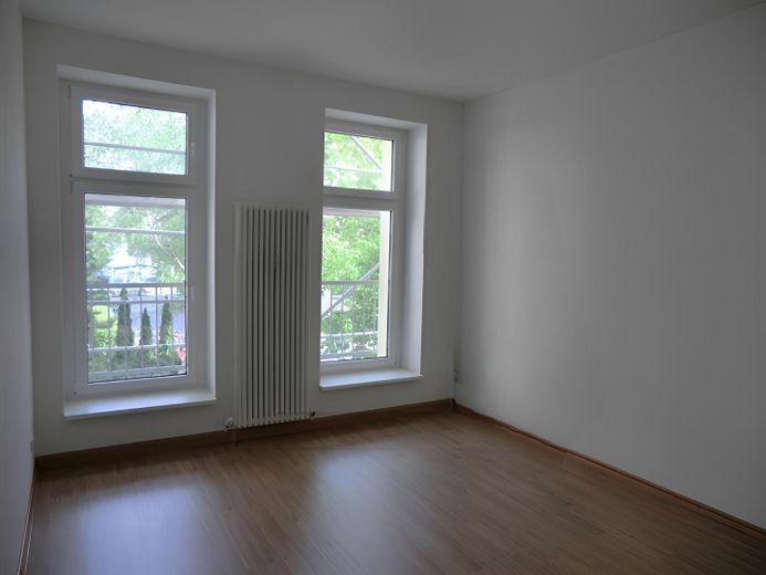 Altbauflair in Wilmersdorf: Saniertes 2,5-Zimmer-Apartment – Wohnzimmer