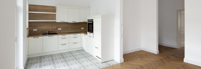 2-Zimmer-Wohnung in saniertem Altbau mit Einbauküche und Balkon zu vermieten! – Küche mit neuer Küchenzeile 