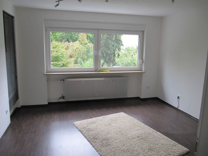 TOP LAGE LAUFAMHOLZ: LAUFEND UND UMFANGREICH MODERNISIERTES -- 6-ZIMMER-RMH MIT EINZELGARAGE. – 1ste Etage