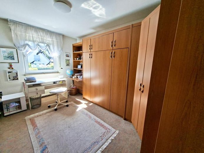 CITYHOUSE: Schöne, gepflegte Doppelhaushälfte, mit großem Garten, Kamin, Garage und Stellplatz – Kinderzimmer zur Gartenseite