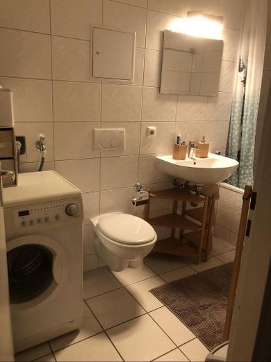 Bezugsfreie zentrale 2 Zimmerwohnung im Grünen – Badezimmer