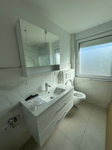 Erstbezug nach Kernsanierung: Großzügige 3-Zimmer-Wohnung mit sonnigem Balkon und Panoramablick – Bad