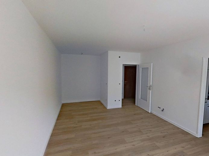 Renovated 1-Room Apartment with Balcony, Fitted Kitchen and Modern Shower Bathroom – Ansicht II: Wohn- und Schlafb…