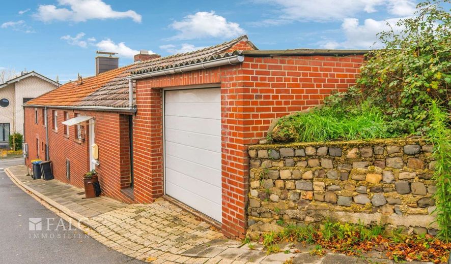 Einfamilienhaus mit viel Potenzial in Doveren ! – Seitenansicht Garage