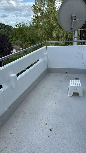 Ampio appartamento di 4 locali con balcone e garage - investimento – Balkon