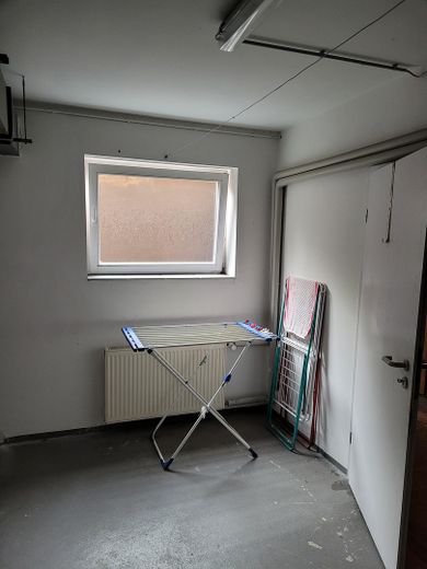 Exklusive 2-Raum Wohnung mit Terrasse/Garten, Stellplatz und EBK – Waschküche
