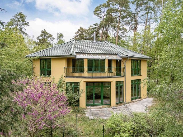 Moderne Architektenvilla in Hanglage - Design, Licht &amp; Natur in Perfektion – hintere Hausansicht mit Terrasse