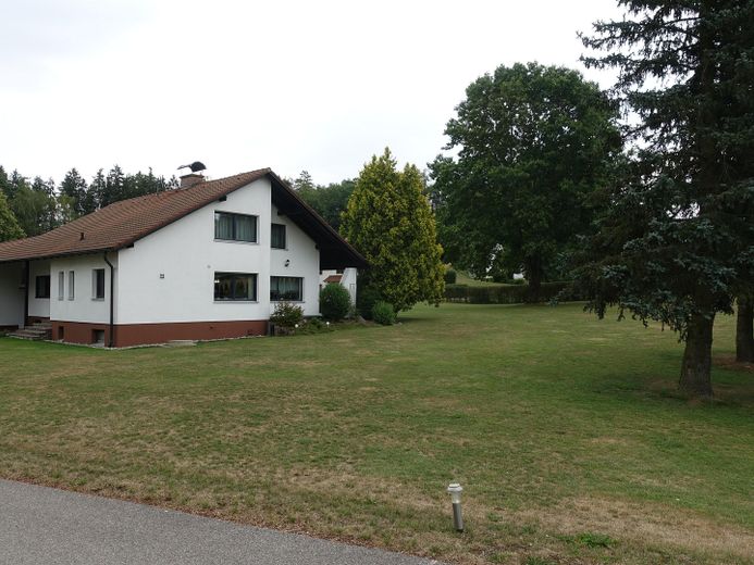 Großzügiger Bungalow auf weitläufigem Grundstück – und optionaler Pferdehaltung – Ansicht von Westen