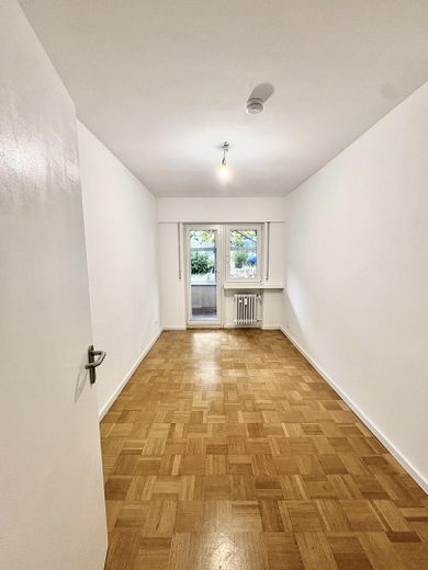 विशाल 4,5-कमरे का अपार्टमेंट | 92 m² | नई रसोई और स्नानघर | 2 बालकनी | गैराज – Kinderzimmer 2