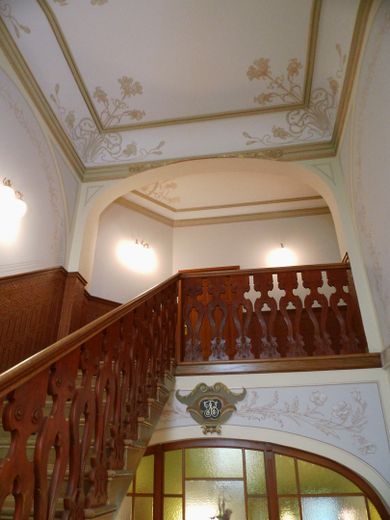 Exclusiv und stilvoll wohnen in Stadtvilla / hochwertige 4 - 5 Raum Terrassenwohnung – historisches Treppenhaus