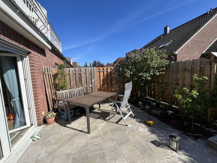 Appartement modernisé de 4 pièces avec terrasse orientée sud, place de parking en garage souterrain et liaison en tramway vers HB – Terrasse 1