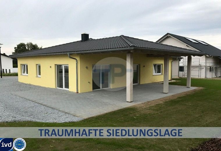 RESERVIERT! WALMDACHBUNGALOW MIT GARAGE UND CARPORT IN TRAUMHAFTER SIEDLUNGSRANDLAGE – Hauptfoto Internet