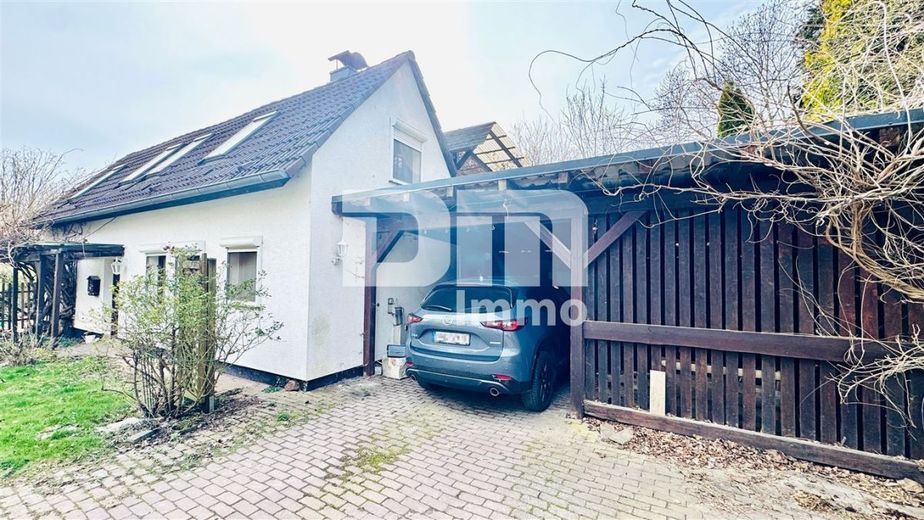 (R)eserviert! Einfamilienhaus am Ortsrand mit großem Grundstück, Carport – Frontansicht / Carport