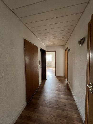 2 Zimmer Wohnung, 58,7 qm EBK, Balkon – Flur