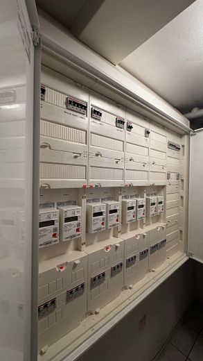 Lichte 2-kamerwoning 50 m² plus garage, inbouwkeuken en extra gebruiksoppervlakte – Elektrokasten Keller
