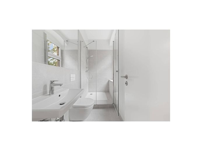 ++Le charme de l'ancien qui séduit : appartement soigné de 2 pièces avec salle de bains baignée de lumière naturelle & cuisine équipée++ – Ansicht I: Badezimmer