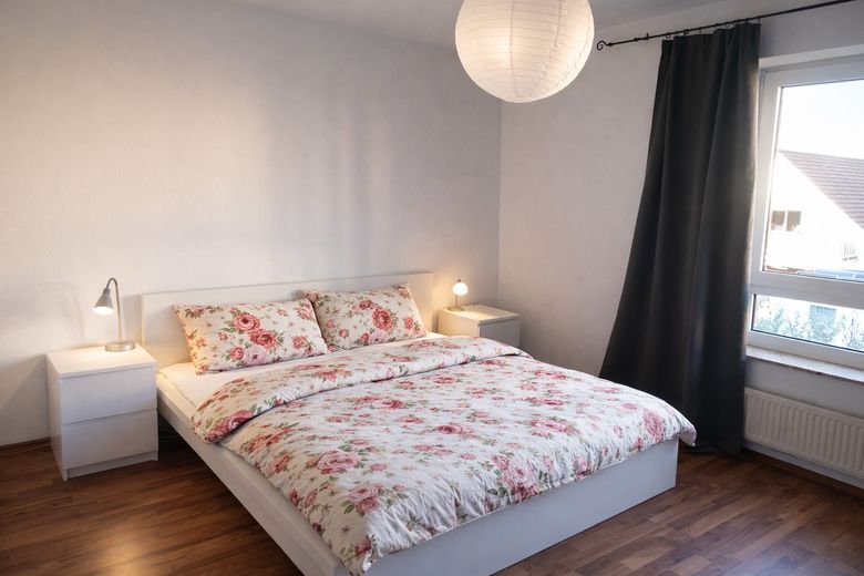 شقة 2 غرفة بتقسيم جيد مع موقف في مرآب تحت الأرض وشرفة في Hannover-Davenstedt – Schlafzimmer