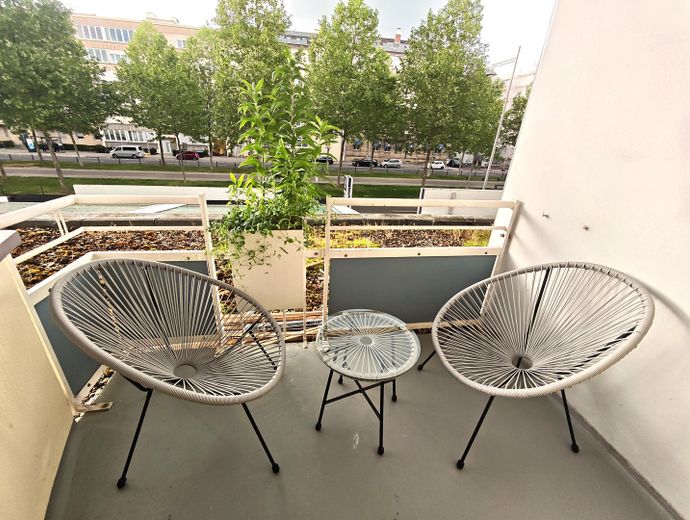 Disponibile da subito: appartamento ristrutturato e arredato di 1 locale con balcone in una posizione privilegiata di Mannheim – Balkon