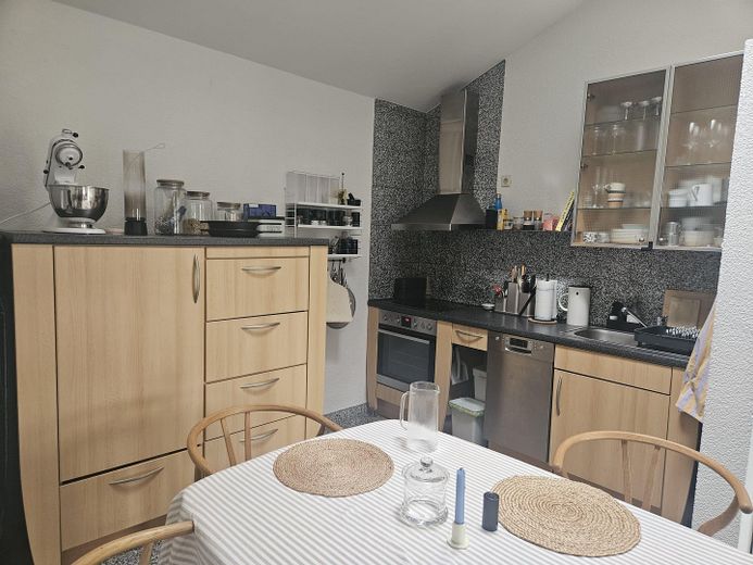 Cosy 2-room penthouse apartment with balcony and fitted kitchen in Wehr – Küche / Esszimmer