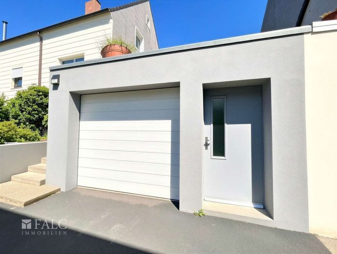Familienfreundliches Einfamilienhaus mit großem Garten, Garage und vielseitigem Hobbybereich – Garage