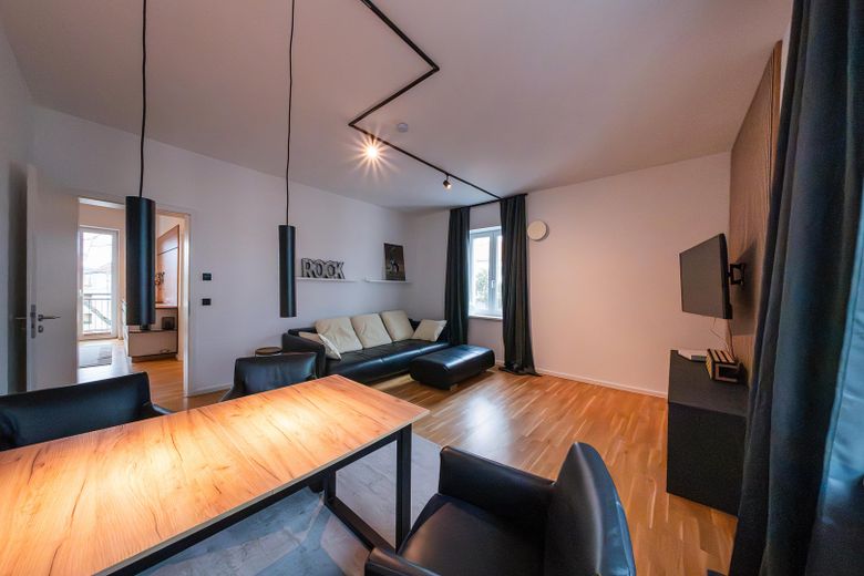 Frisch saniert & bezugsfertig I 3-Zimmer I Einbauküche I riesiger Sonnenbalkon - von privat – Wohnen / Essen