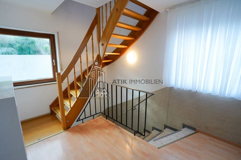 ATIK: Freistehendes Zweifamilienhaus mit Anbau auf großem Grundstück – Teppenhaus 1. OG